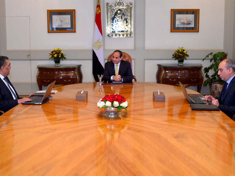 السيسي مجتمعاً بوزير قطاع الأعمال أشرف الشرقاوي في القاهرة أمس