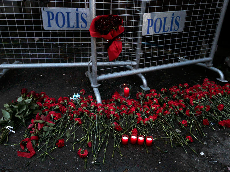 ورود وشموع وضعت قرب موقع الحادث الإرهابي في اسطنبول