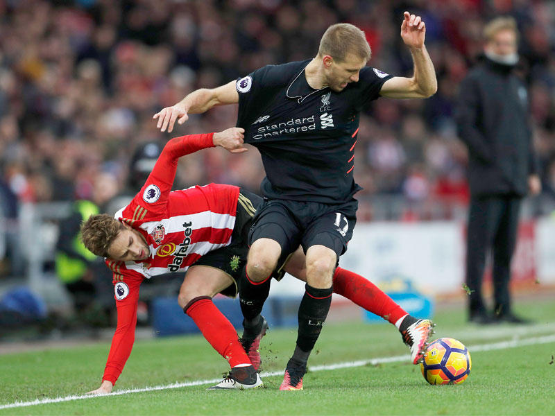 يانوزاي وكلافان في صراع على الكرة 