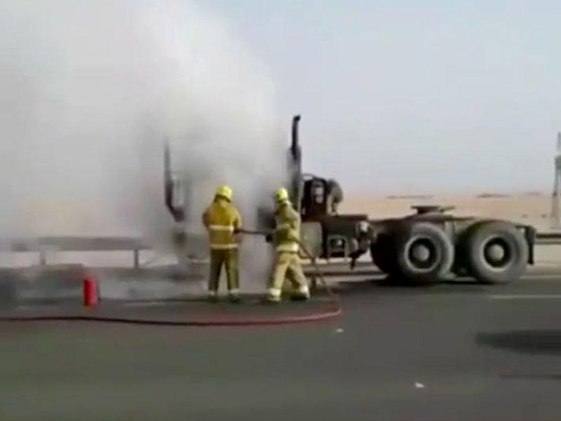 رجال الإطفاء يكافحون الحريق