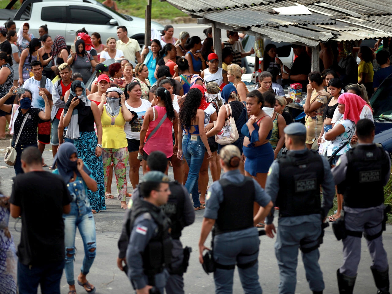 أقارب السجناء يتجمعون أمام السجن لمعرفة مصير ذويهم