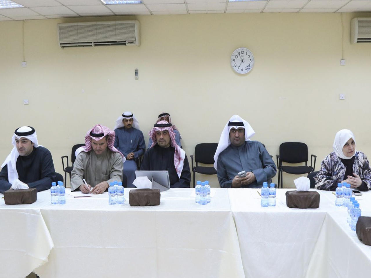 الوزارء الخمسة في لقاء اللجنة الوزارية الاقتصادية والجمعية الاقتصادية الكويتية