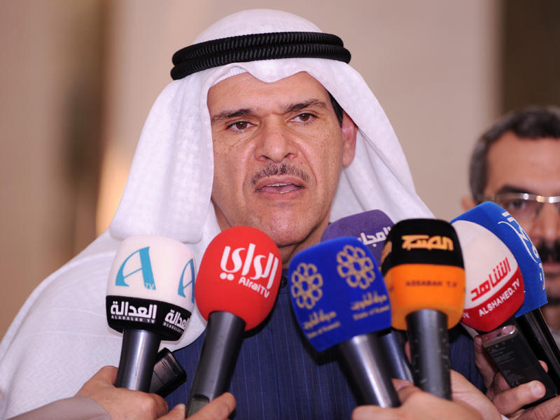 الوزير الحمود متحدثاً إلى الصحفيين في المجلس اليوم 