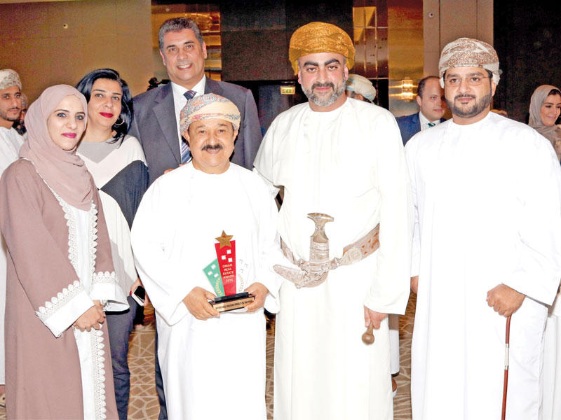 حسين جواد مع راعي الحفل وفريق عمل «الأرجان تاول»