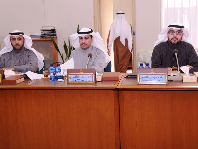 أعضاء لجنة الأولويات في اجتماع أمس