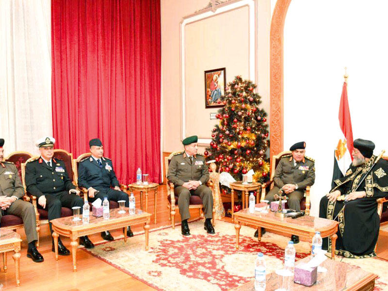 بابا الإسكندرية وبطريرك الكرازة المرقسية البابا تواضروس الثاني مستقبلاً وفداً من قيادات القوات المسلحة برئاسة وزير الدفاع الفريق أول صدقي صبحي في المقر البابوي بالكاتدرائية المرقسية بالعباسية وسط القاهرة أمس