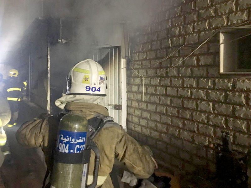 رجال الإطفاء يكافحون الحريق