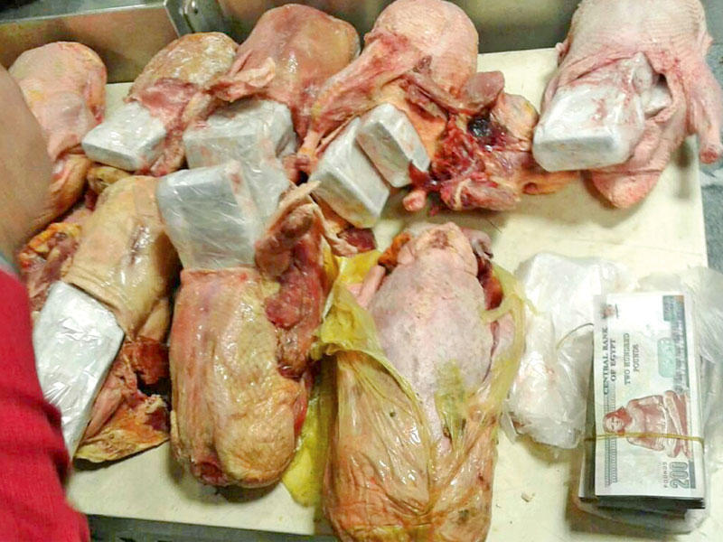 البط المذبوح وبداخله الأموال المضبوطة 