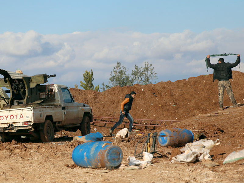 مقاتلان معارضان في بلدة داعل في درعا جنوب سورية أمس ( رويترز)