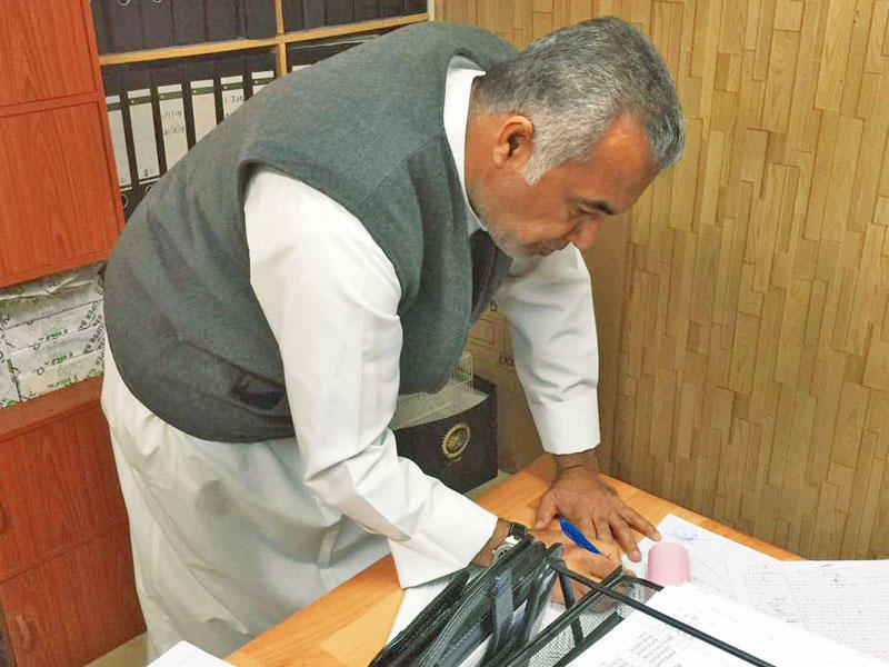 أحد مفتشي البلدية يحرر مخالفة