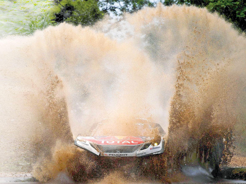 الفرنسي سيباستيان لوب خلال سباق الرالي