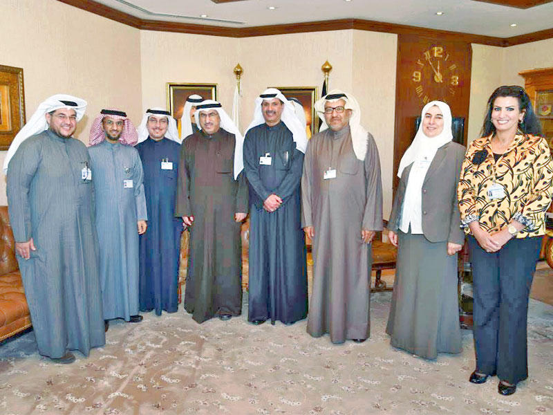 الوزير الفارس متوسطاً المدير العام لـ«التطبيقي» ونائبيه 