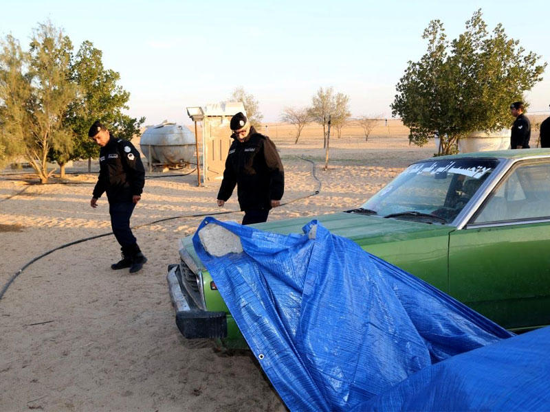 الطراح متفقداً المركبات المضبوطة