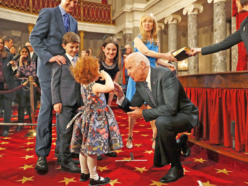 نائب الرئيس الأميركي الحالي جو بايدن مع أطفال السيناتور رون وايدن في الكابيتول هيل أمس الأول         ( أ ف ب)