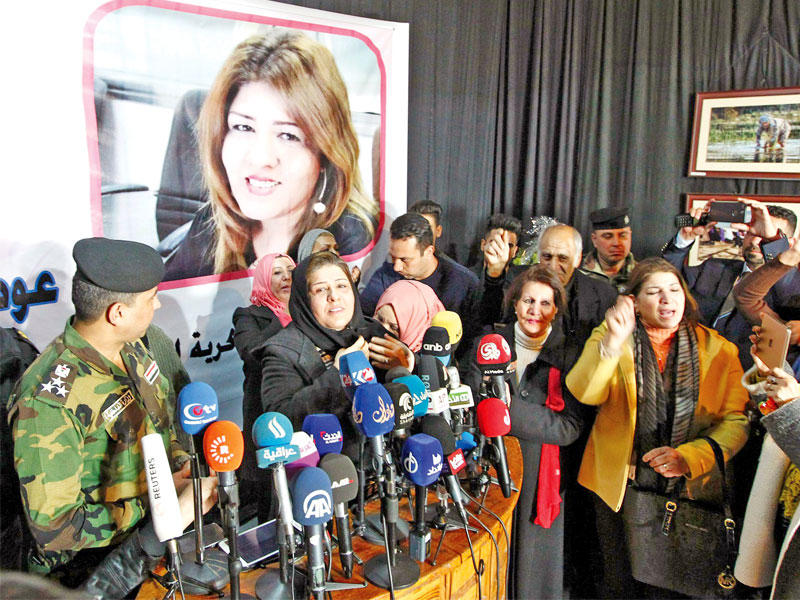 الصحافية أفراح شوقي في مؤتمر صحافي بعد الإفراج عنها أمس (أ ف ب)