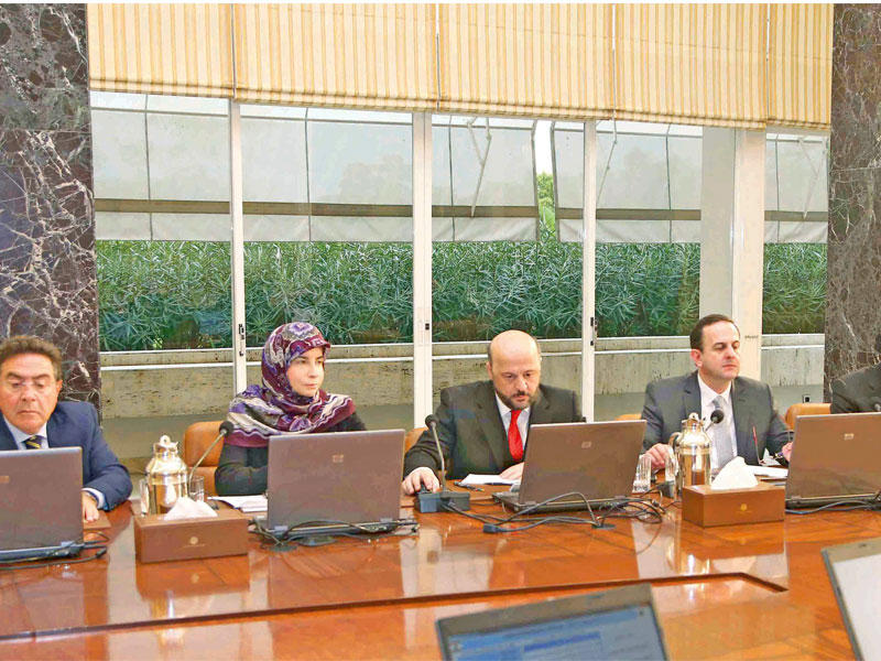 الوزيرة الوحيدة في الحكومة وزيرة التنمية الإدارية عناية عزالدين ووزير الإعلام ملحم رياشي وزملاؤهما خلال جلسة الحكومة أمس (دالاتي ونهرا)