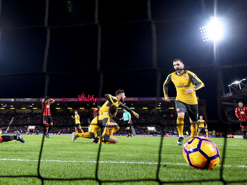 جيرو نجم أرسنال يحرز هدفه في مرمى بورنموث