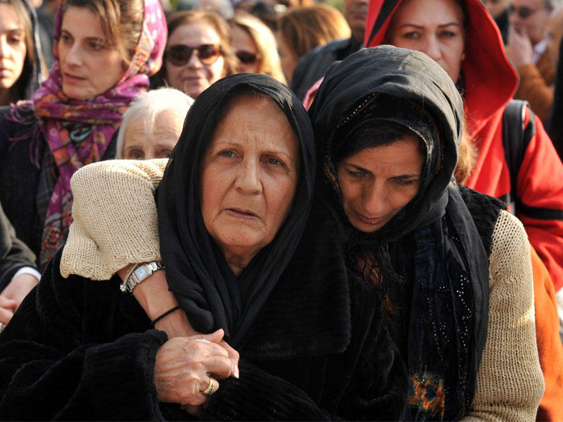 أقارب الثنائي التونسي الذي قضى في هجوم اسطنبول خلال تشييعهما في تونس أمس الأول (أ ف ب)