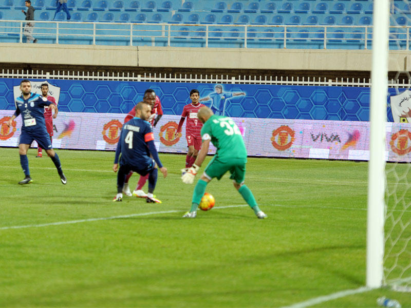 تسديدة فليب في طريقها إلى شباك اليرموكt(تصوير عثمان شعيب)