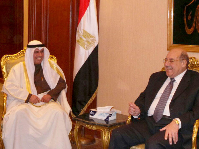 العزب خلال لقائه رئيس المحكمة الدستورية المصري أمس n