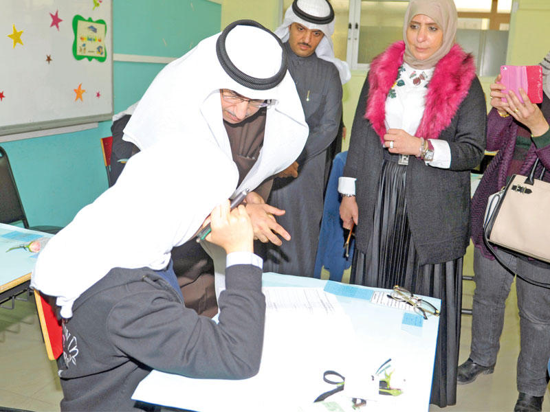 الفارس يطمئن على إحدى الطالبات أثناء الاختبارات أمسt (تصوير عثمان شعيب)