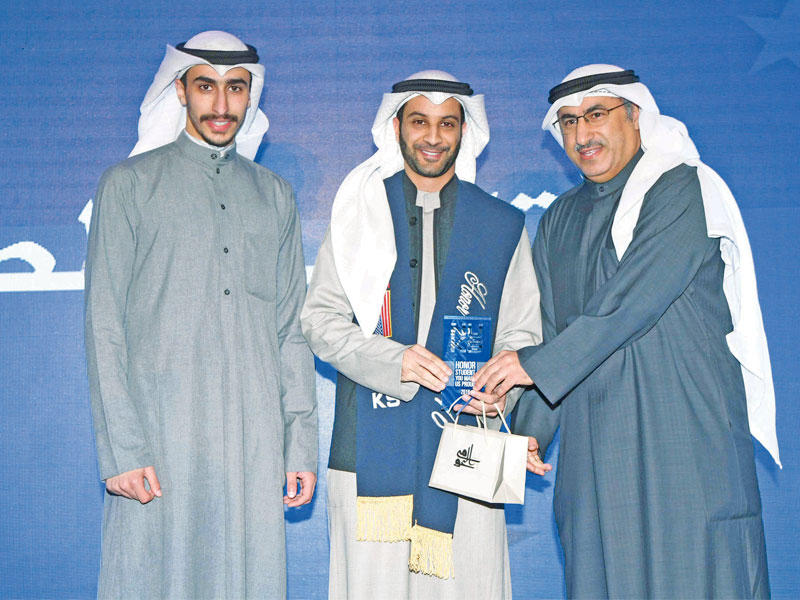 الفارس خلال تكريمه أحد الخريجين