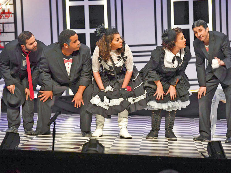 مشهد من مسرحية «العائلة الحزينة»