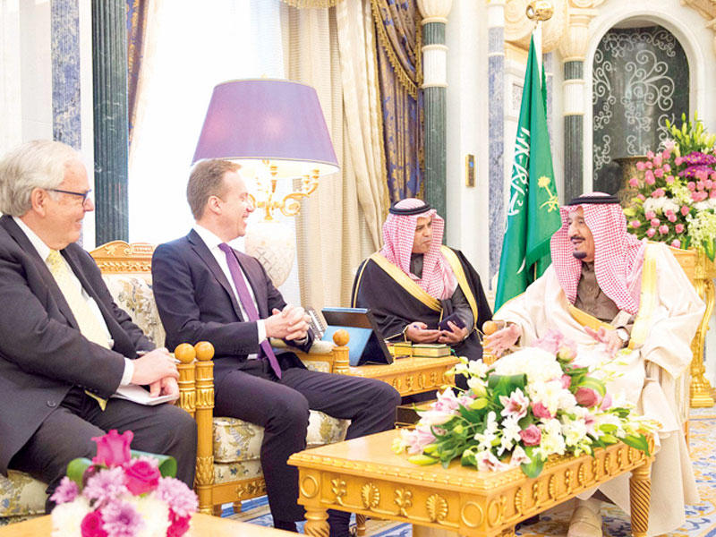 خادم الحرمين الشريفين الملك سلمان بن عبدالعزيز أمس، مع وزير خارجية النرويج بورغ برنده