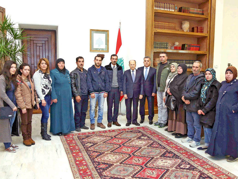 الرئيس عون مع أهالي العسكريين المخطوفين لدى تنظيم داعش في بعبدا أمس ( دالاتي ونهرا)