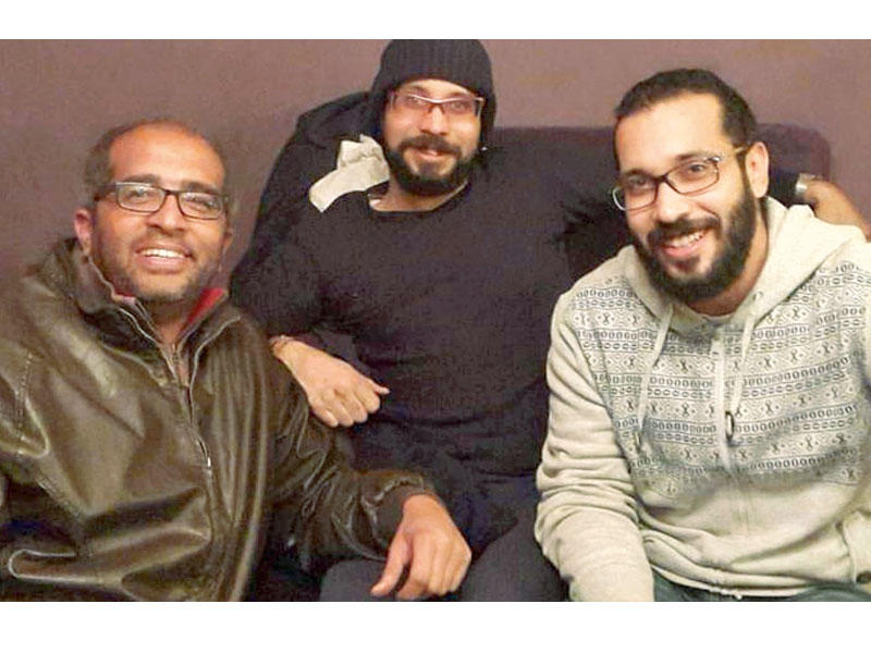 صورة نشرتها صفحة «حركة شباب 6 آبريل» على «فيسبوك» تظهر ماهر عقب خروجه من السجن