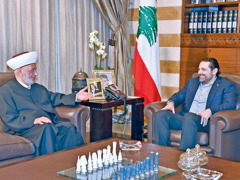 الحريري مستقبلاً المفتي عبداللطيف دريان في قريطم أمس (دالاتي ونهرا)