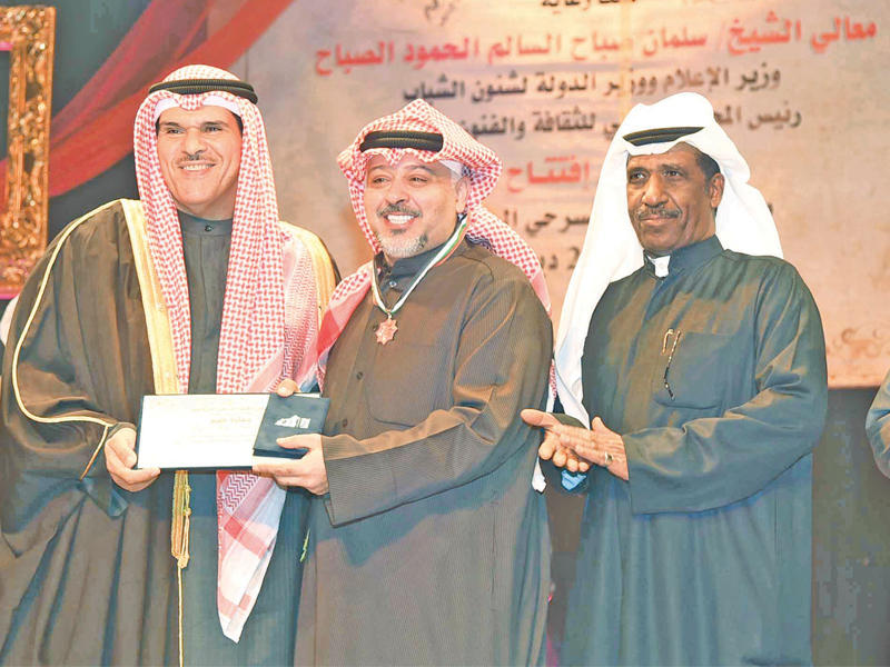 الحمود مكرماً البلام في مهرجان الكويت المسرحي