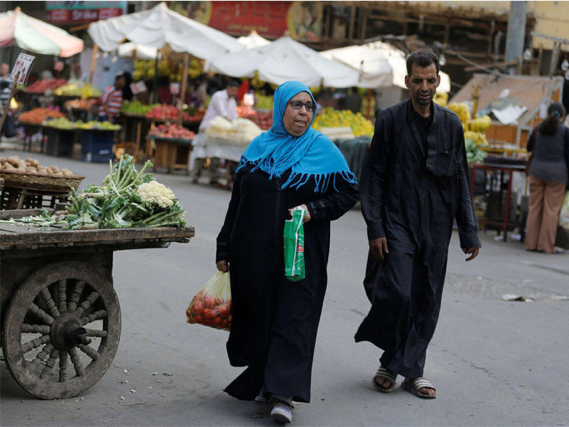 مصرية تتسوق مع زوجها قرب ساحة عابدين وسط القاهرة أمسt(رويترز) 