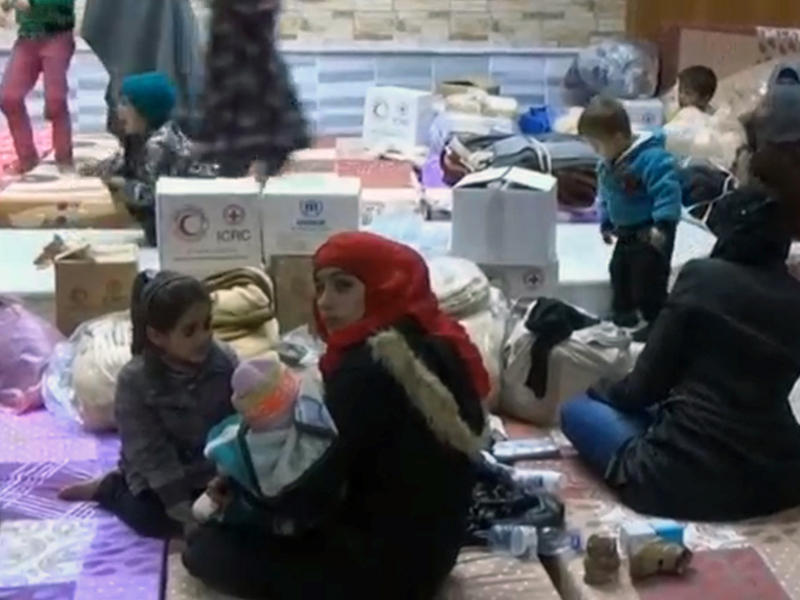 عدد من اهالي وادي بردى يجلسون في ملجأ  في ضاحية الروضة بدمشق بعد إجلائهم (ا ف ب)