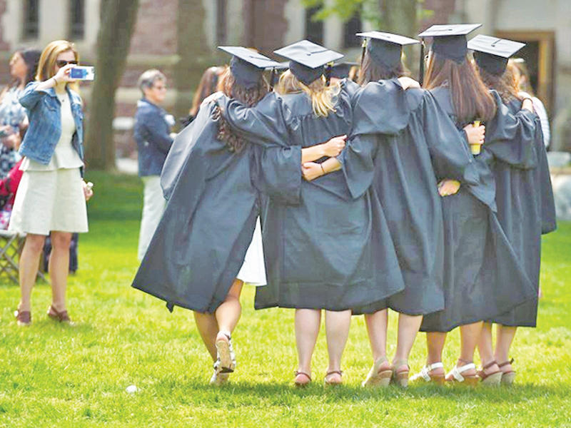 خريجات 2016 يلتقطن صورة تذكارية في جامعة ترينيتي في هارتفورد بولاية كونيكتكت