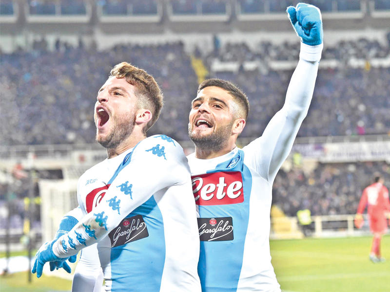 اثنان من لاعبي نابولي في مباراة سابقة