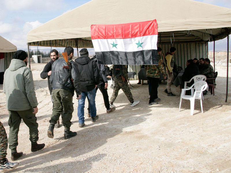  معارض مسلحين سوريين تحمل أسلحتها  لتسجيل أسمائهم وتسليم أسلحتهم للحصول على الوضع القانوني في الريف الجنوبي الغربي من دمشق