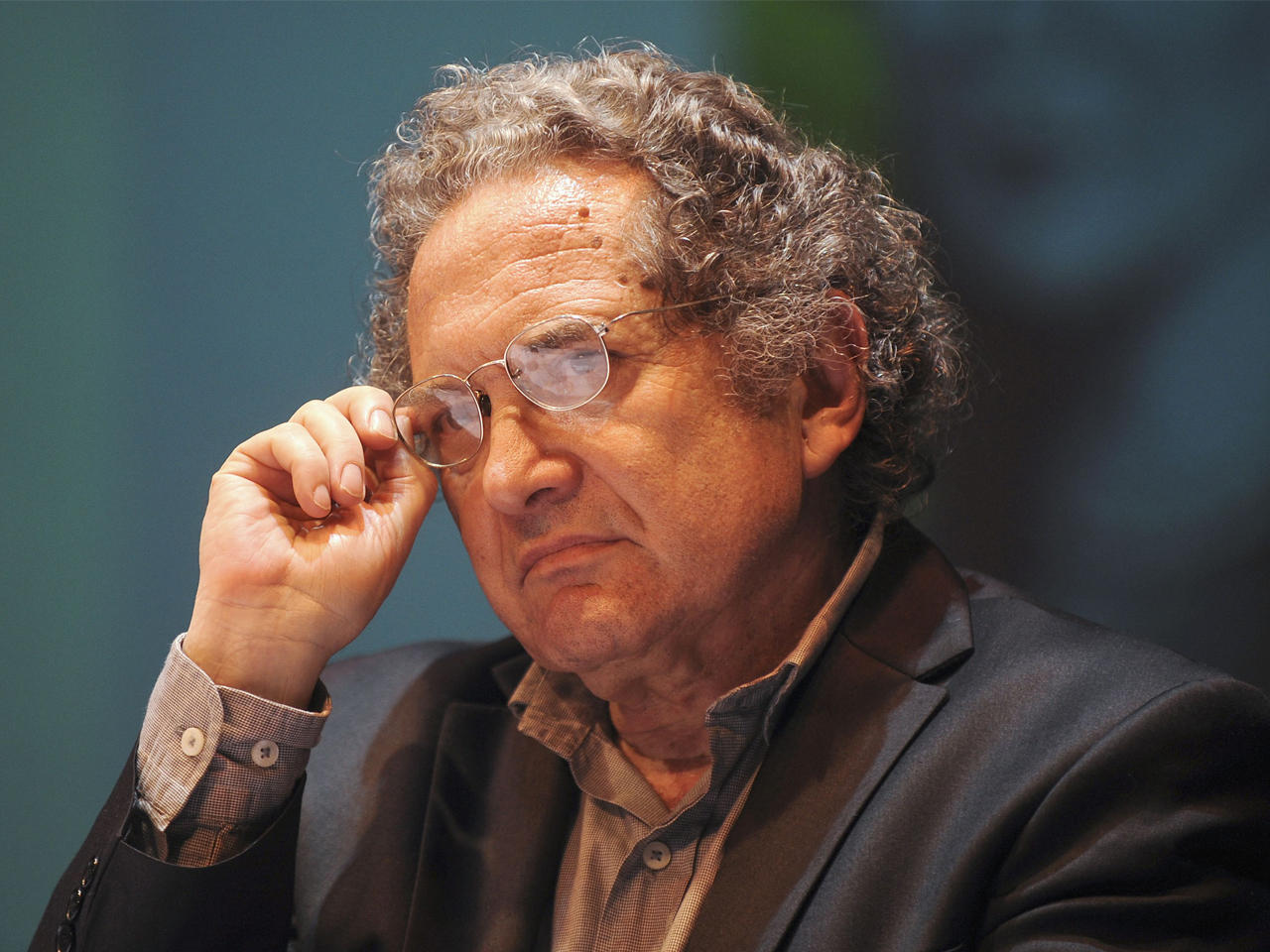 الكاتب الأرجنتيني ريكاردو بيغليا خلال حفل تكريمه بجائزة رومولو غاليغوس، في عاصمة فنزويلا كراكاس، أغسطس 2011