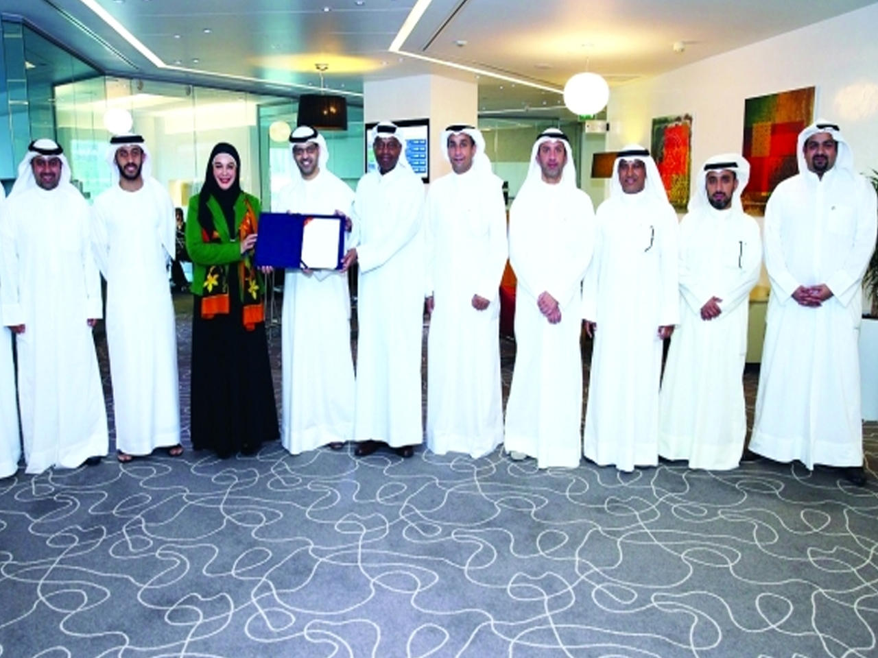 لقطة جماعية لأعضاء المجلس مع قيادات غرفة دبي خلال التأسيس العام الماضي