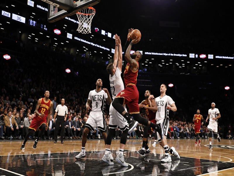 ليبرون جيمس نجم كليفلاند في محاولة للتسجيل في سلة نيتس