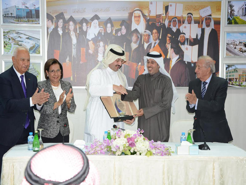 تركي بن طلال وموضي الحمود خلال تكريم المطيري