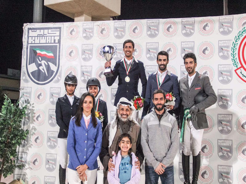 الفائز بالشوط المتوسط الفارس علي الخرافي على منصة التتويج