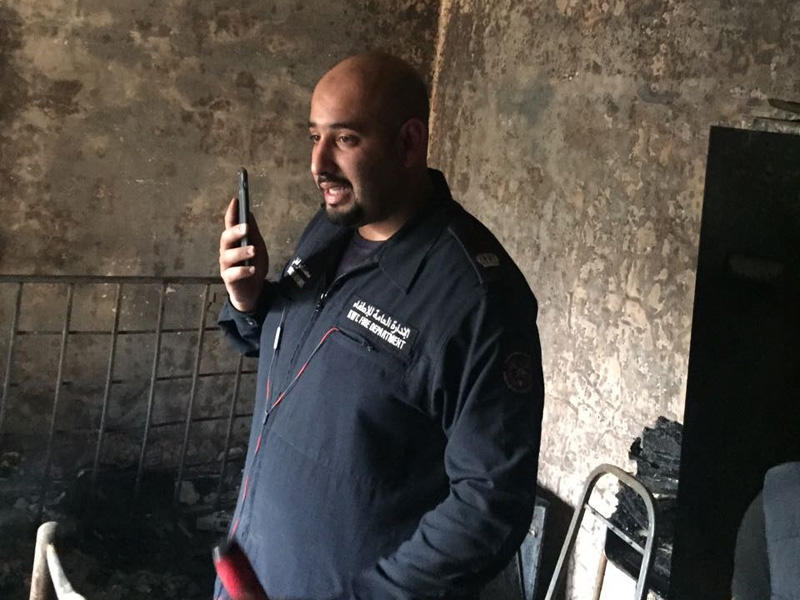 أحد رجال الإطفاء يعاين الحريق عقب إخماده في نوفمبر الماضي