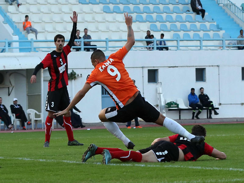 صراع على الكرة في مباراة كاظمة وخيطانt (تصوير جورج رجي)