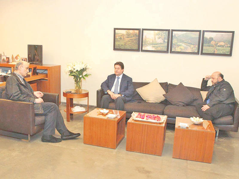 جعجع ملتقياً الرياشي والنائب إبراهيم كنعان في معراب أمس حيث جرى بحث ملفات مكافحة الفساد 