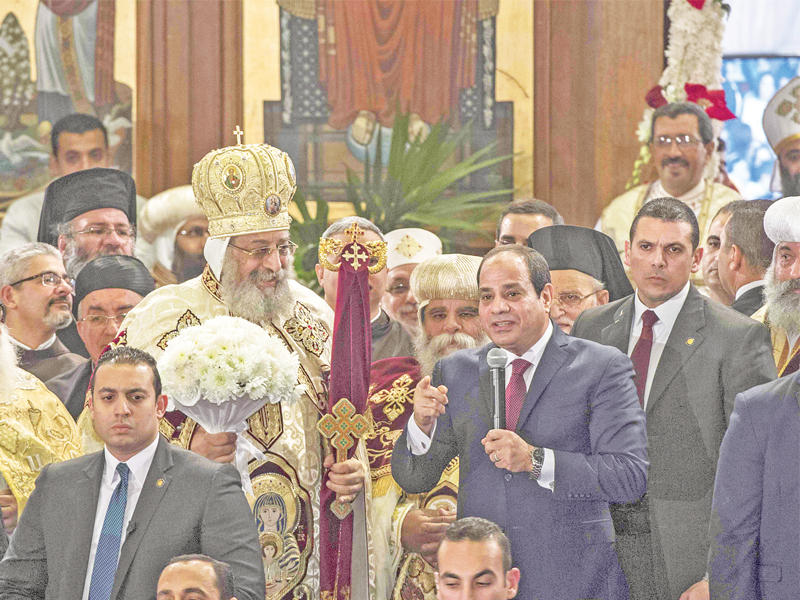 السيسي متحدثا وبجواره البابا داخل مقر الكاتدرائية بالعباسية وسط القاهرة مساء أمس الأول (أ ف ب)