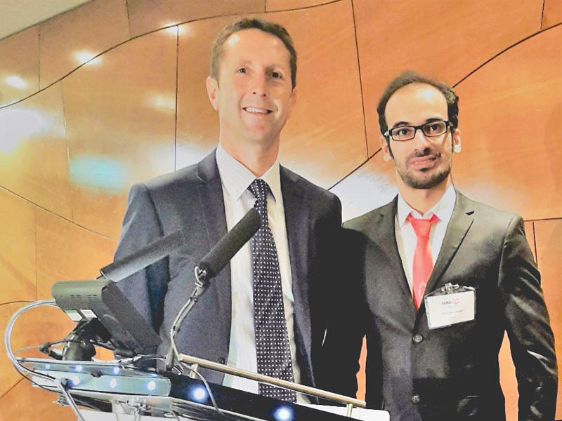 الطبيب المهاوش خلال تكريمه بمؤتمر الجمعية البريطانية