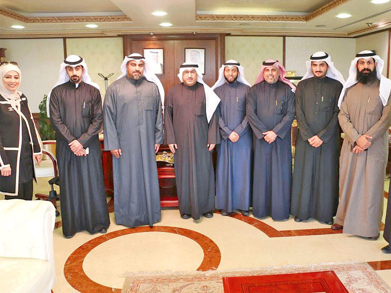 الفارس مستقبلاً وفد جمعية المعلمين أمس