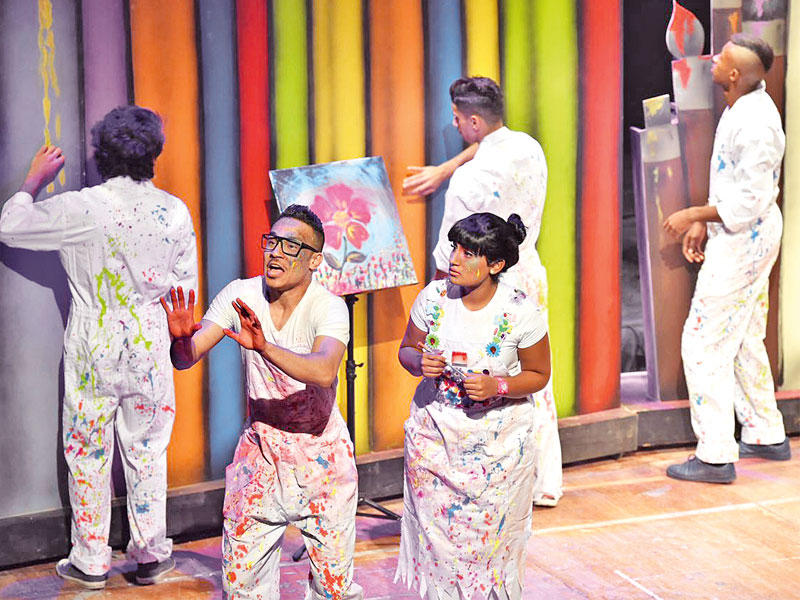 مشهد من مسرحية مدينة الألوان