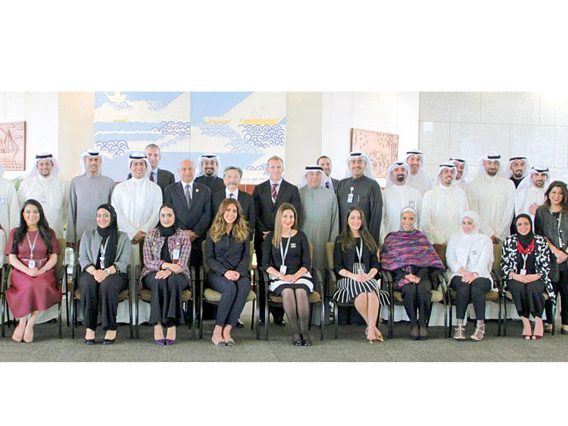 عماد العبلاني وقيادات من بنك الكويت الوطني يتوسطون الخريجين الجدد